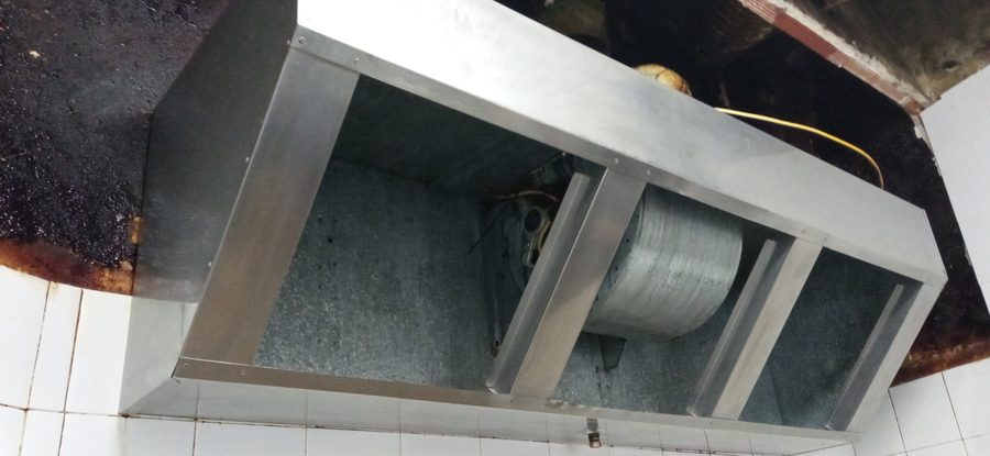 Campana extractora limpia tras servicio profesional en Badajoz