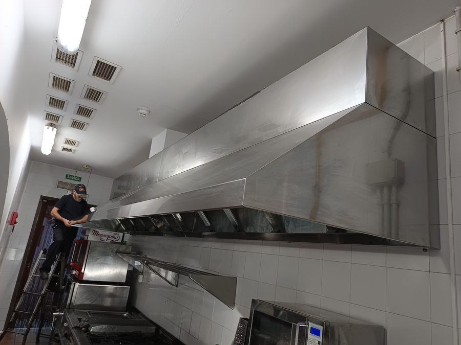 Técnico limpiando campana extractora en restaurante de Badajoz