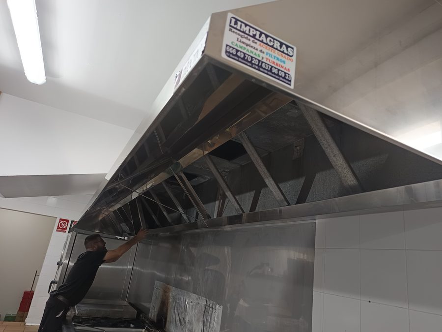 Técnico de Limpiagras revisando filtros de campana extractora en Badajoz