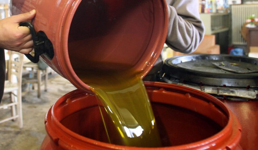 Técnico de Limpiagras recogiendo aceite vegetal usado en bar de Badajoz — gestor autorizado Extremadura